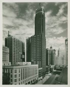 Carbide_and_Carbon_Building_Michigan_Avenue_Chicago_1940s